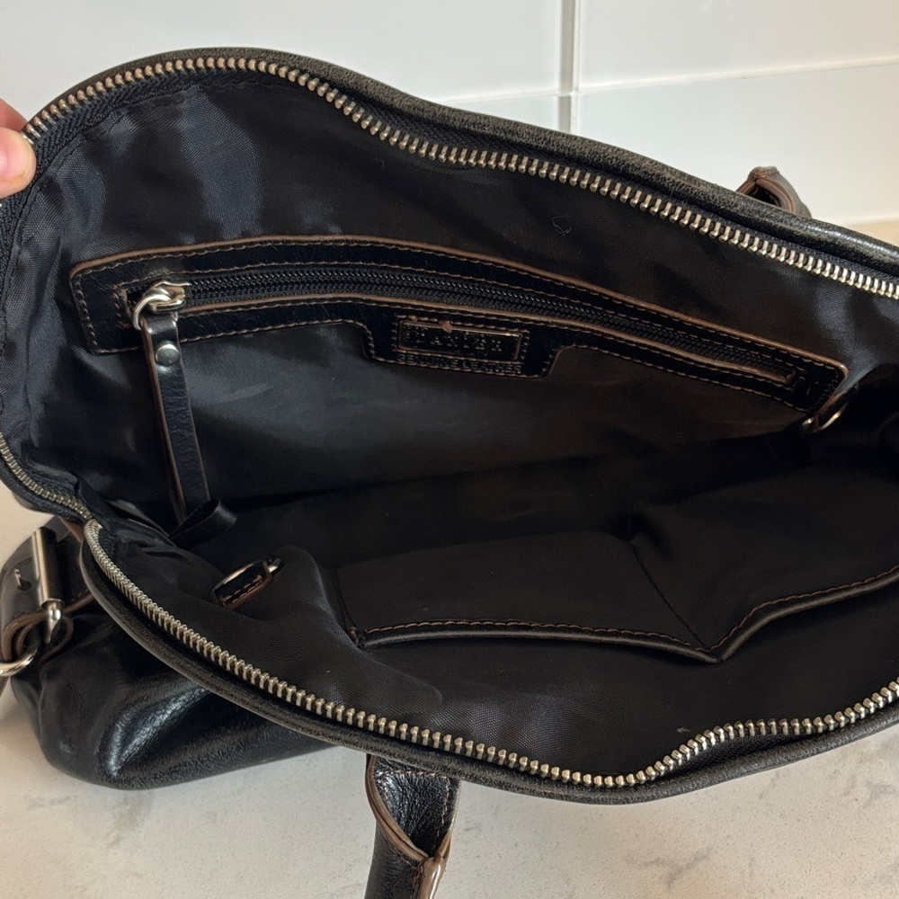 Danier Elegant Black Leather Handbag - Picture 7 of 11
